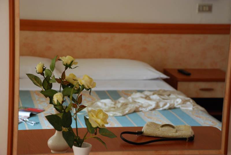 Hotel Serenella Vintage リミニ エクステリア 写真